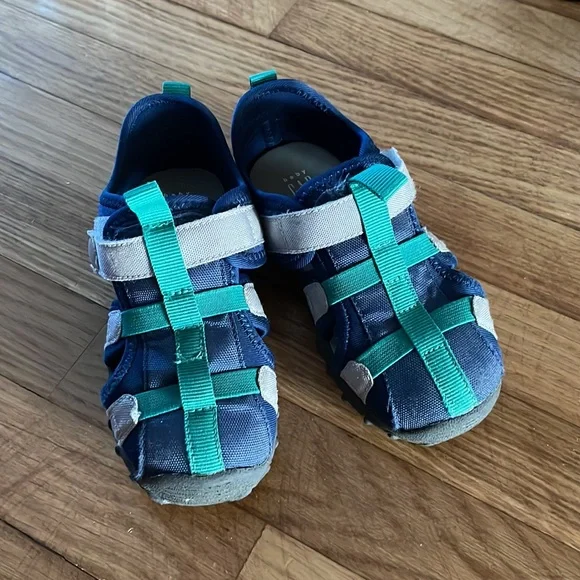 ** 3/$10 ** Teeny tiny Baby GAP sandals - Picture 2 of 6